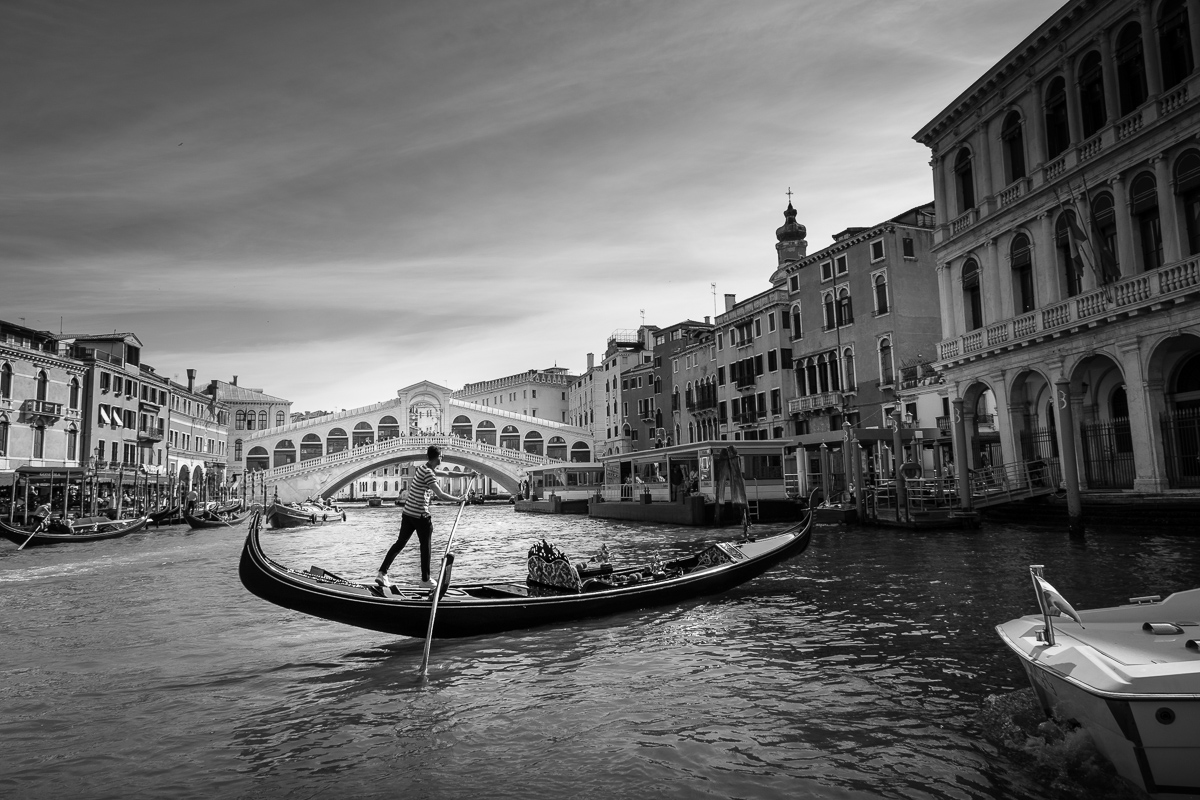 Maneuver next to Rialto bridge.